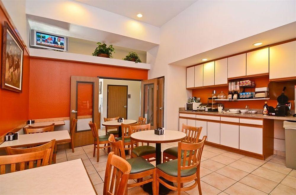 Magnuson Hotel מניטו ספרינגס מסעדה תמונה